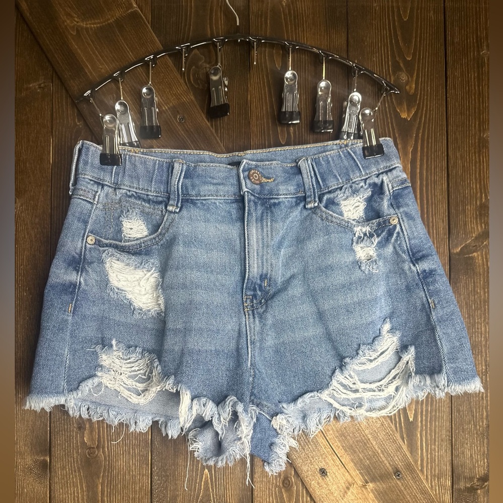 Sincerely Jules•denim shorts• distressed/frayed
Size 3/26